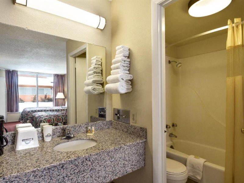 Days Inn By Wyndham White House Exteriér fotografie